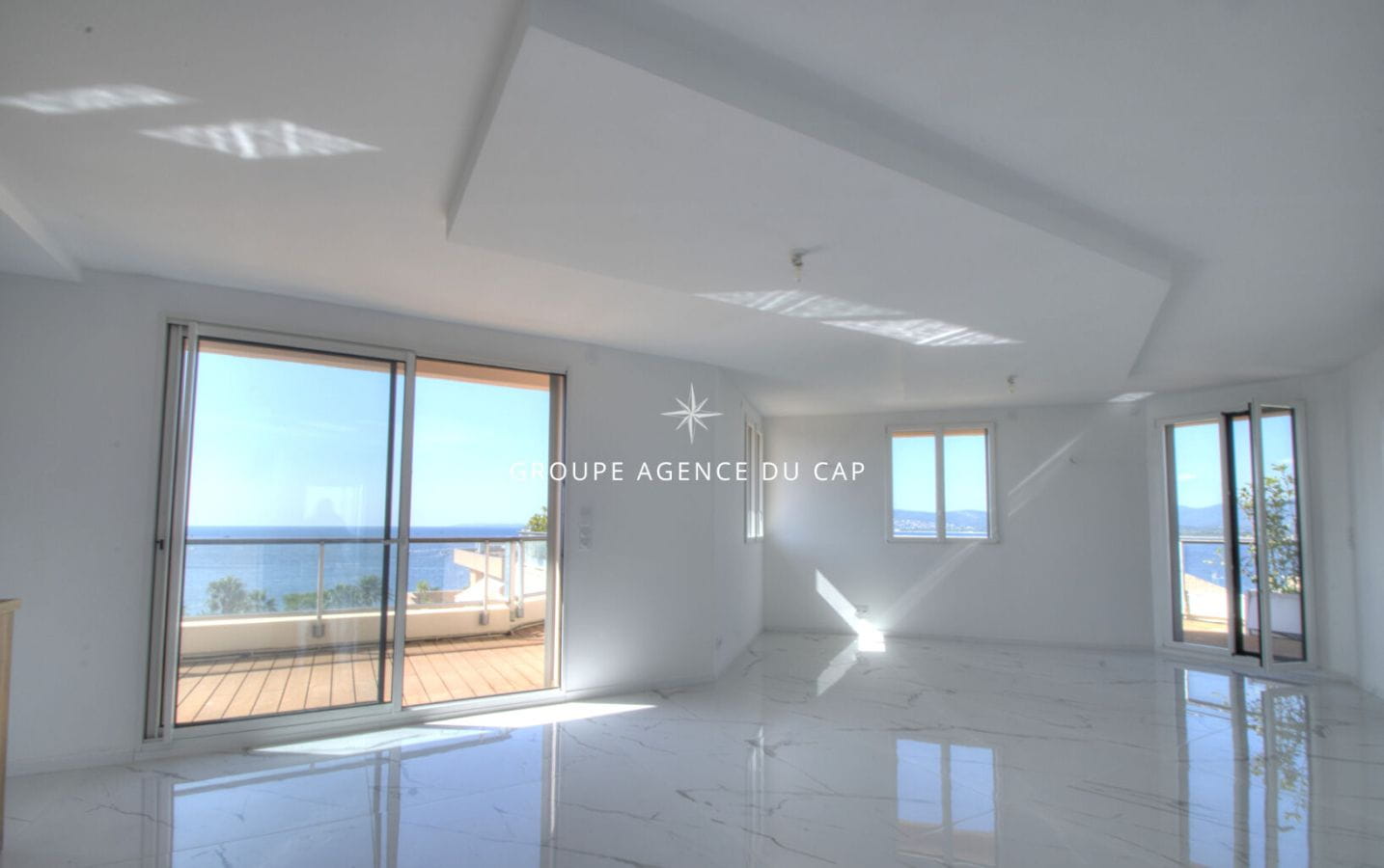 SAINT RAPHAEL APPARTEMENT  DERNIER ETAGE VUE MER PANORAMIQUE Image 3