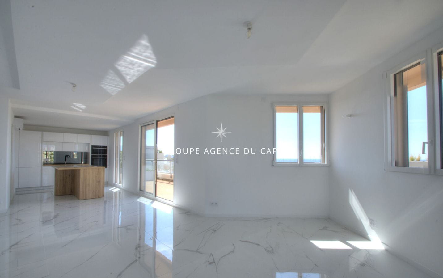 SAINT RAPHAEL APPARTEMENT  DERNIER ETAGE VUE MER PANORAMIQUE Image 4