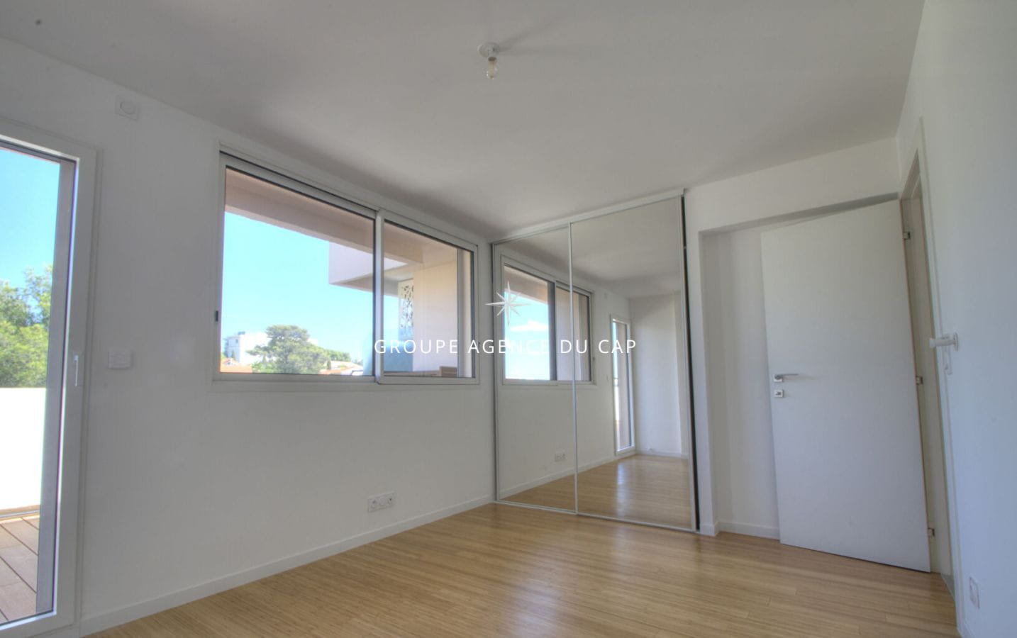 SAINT RAPHAEL APPARTEMENT  DERNIER ETAGE VUE MER PANORAMIQUE Image 8