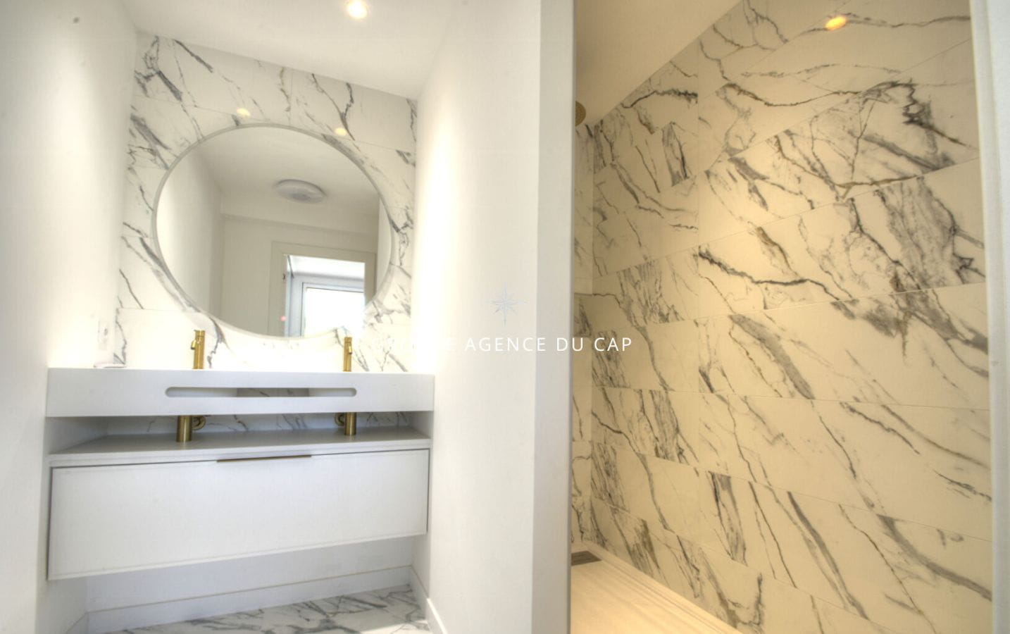 SAINT RAPHAEL APPARTEMENT  DERNIER ETAGE VUE MER PANORAMIQUE Image 9