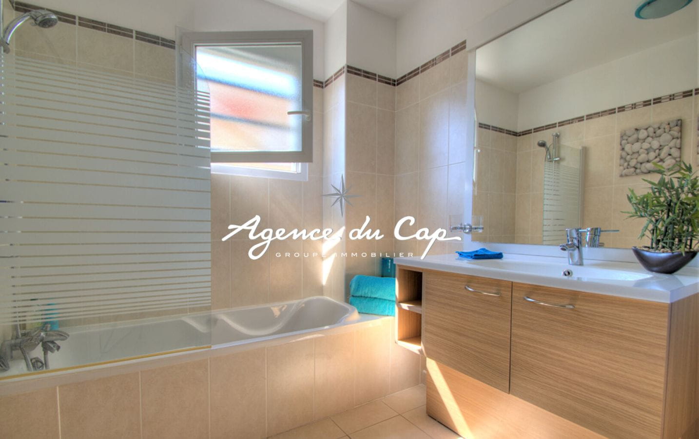 SAINT RAPHAEL BOULOURIS APPARTEMENT VUE MER AVEC PISCINE ET GARAGE Image 13