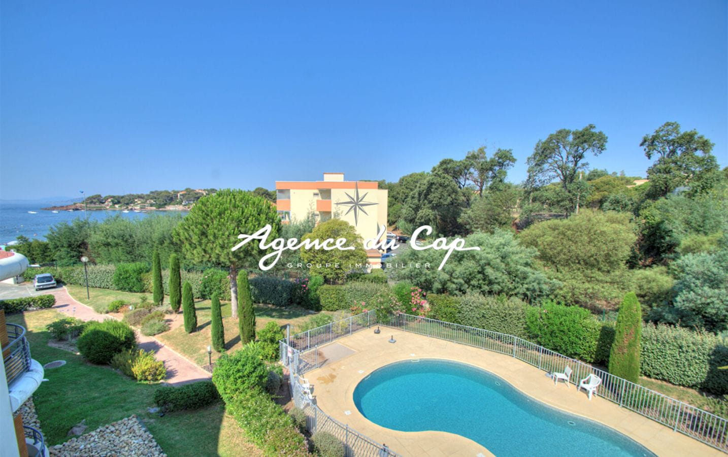 SAINT RAPHAEL BOULOURIS APPARTEMENT VUE MER AVEC PISCINE ET GARAGE Image 0