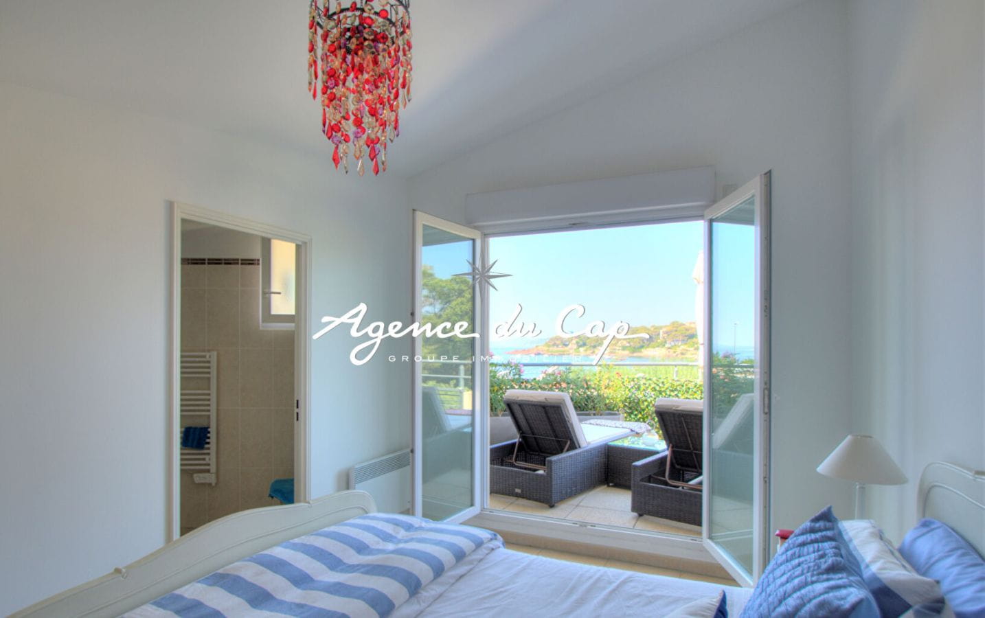 SAINT RAPHAEL BOULOURIS APPARTEMENT VUE MER AVEC PISCINE ET GARAGE Image 9