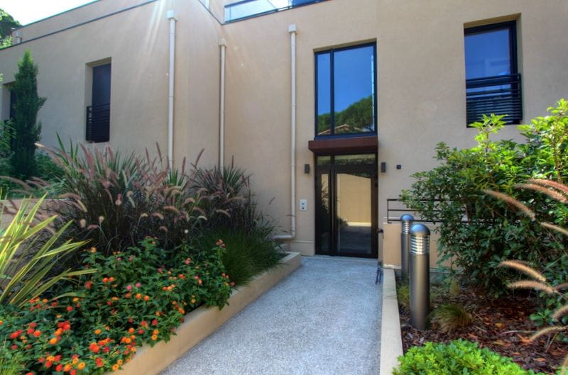 REAL 2-ROOM APARTMENT OF 53sqm WITH BASEMENT PARKING AND CELLAR, LOCATED IN A RECENT RESIDENCE, WALKING DISTANCE FROM THE BEACHES AND SHOPS OF LES ISSAMBRES Image 5