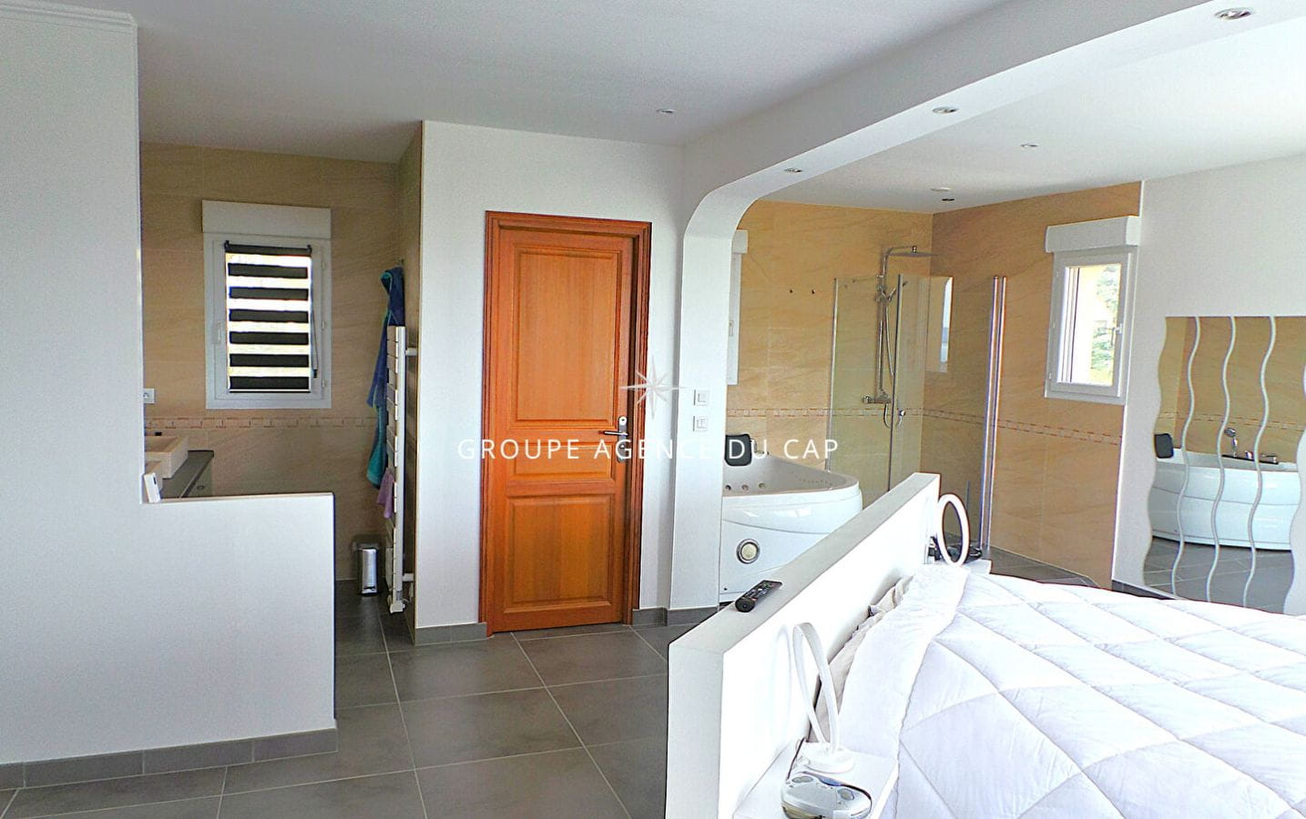 À VENDRE VILLA VUE MER 250M²  5 CHAMBRES + T2 , GARAGE DOUBLE ET PISCINE, À SAINT AYGULF Image 10