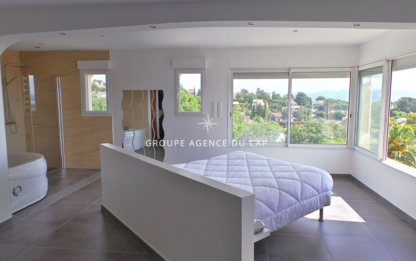 À VENDRE VILLA VUE MER 250M²  5 CHAMBRES + T2 , GARAGE DOUBLE ET PISCINE, À SAINT AYGULF Image 11