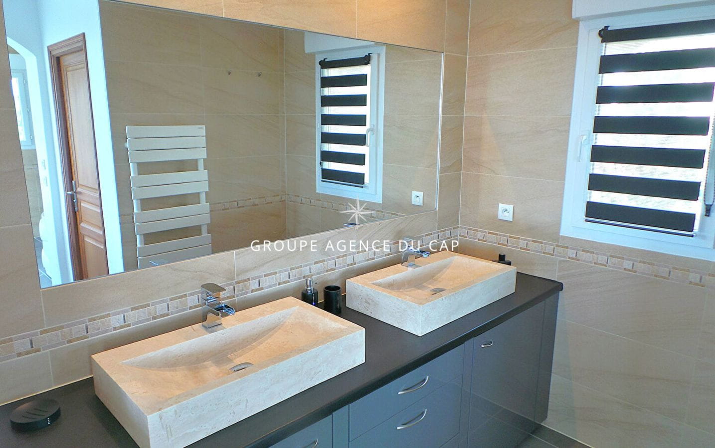 À VENDRE VILLA VUE MER 250M²  5 CHAMBRES + T2 , GARAGE DOUBLE ET PISCINE, À SAINT AYGULF Image 12