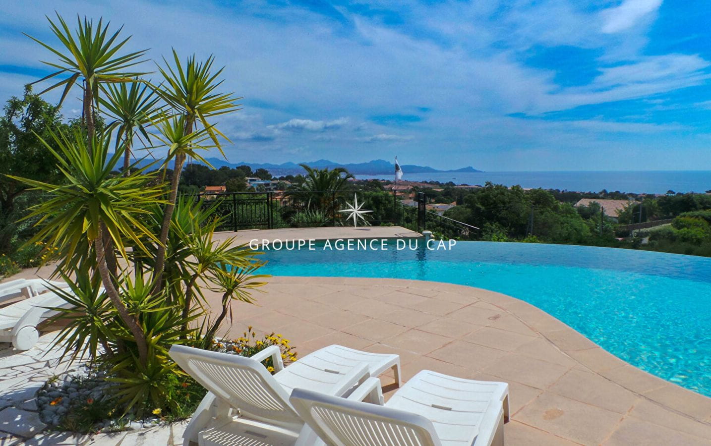 À VENDRE VILLA VUE MER 250M²  5 CHAMBRES + T2 , GARAGE DOUBLE ET PISCINE, À SAINT AYGULF Image 0