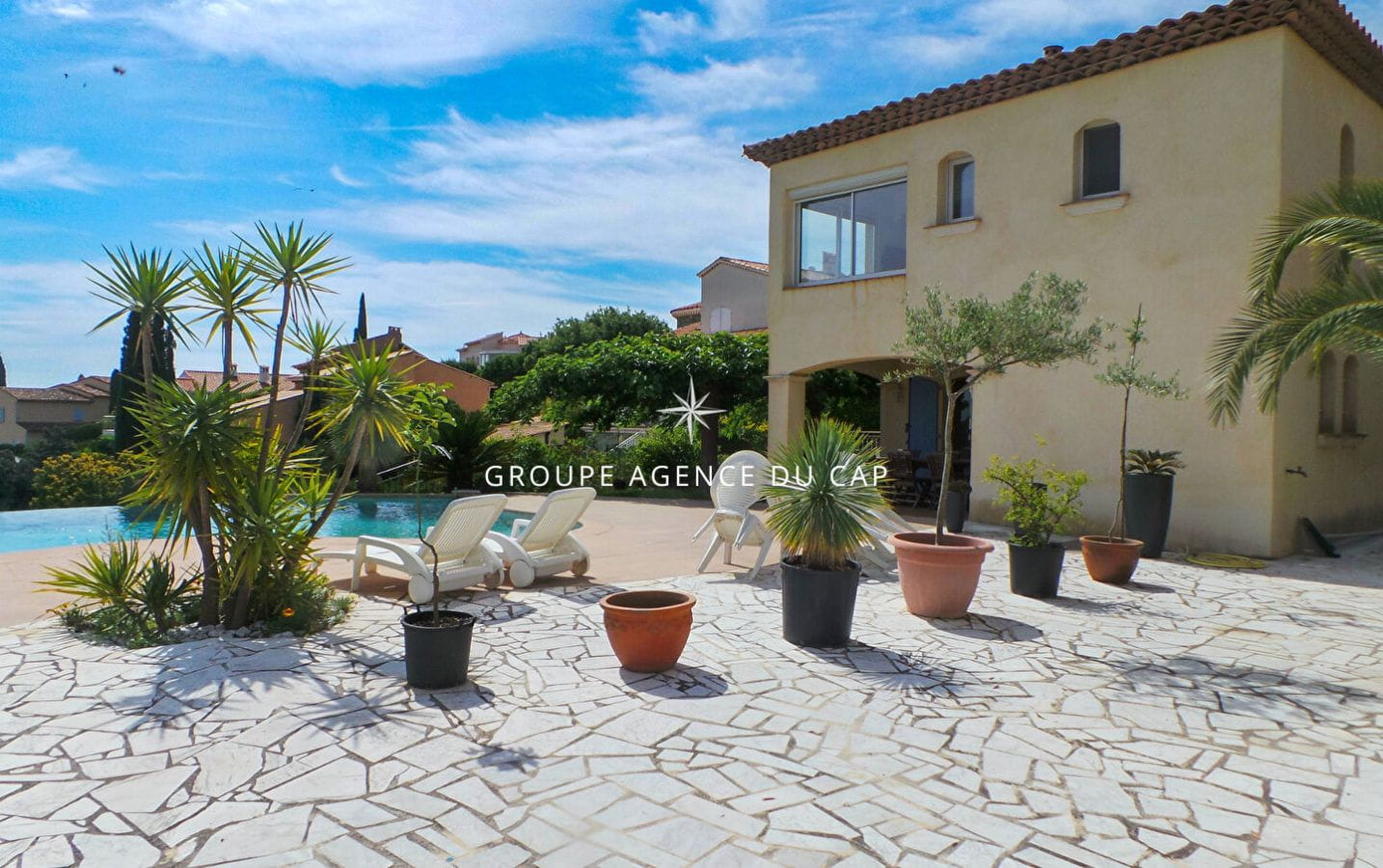 À VENDRE VILLA VUE MER 250M²  5 CHAMBRES + T2 , GARAGE DOUBLE ET PISCINE, À SAINT AYGULF Image 3