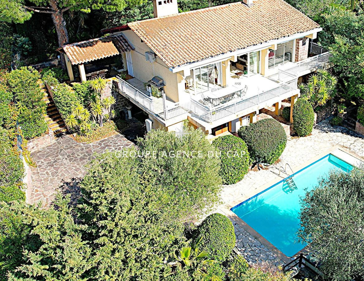 FOR SALE: 5-ROOM VILLA, 160sqm, POOL AND SEA VIEW, IN LES ISSAMBRES Image 1