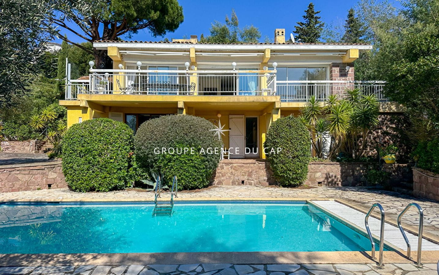 FOR SALE: 5-ROOM VILLA, 160sqm, POOL AND SEA VIEW, IN LES ISSAMBRES Image 0