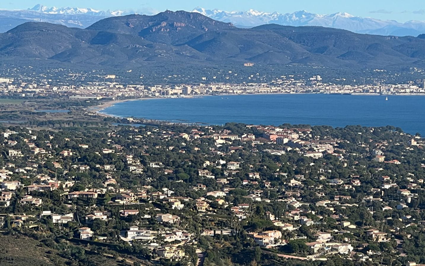 165M2 VILLA WITH DOUBLE SEA VIEW OF SAINT-TROPEZ AND SAINT-RAPHAEL, IN LES ISSAMBRES Image 11