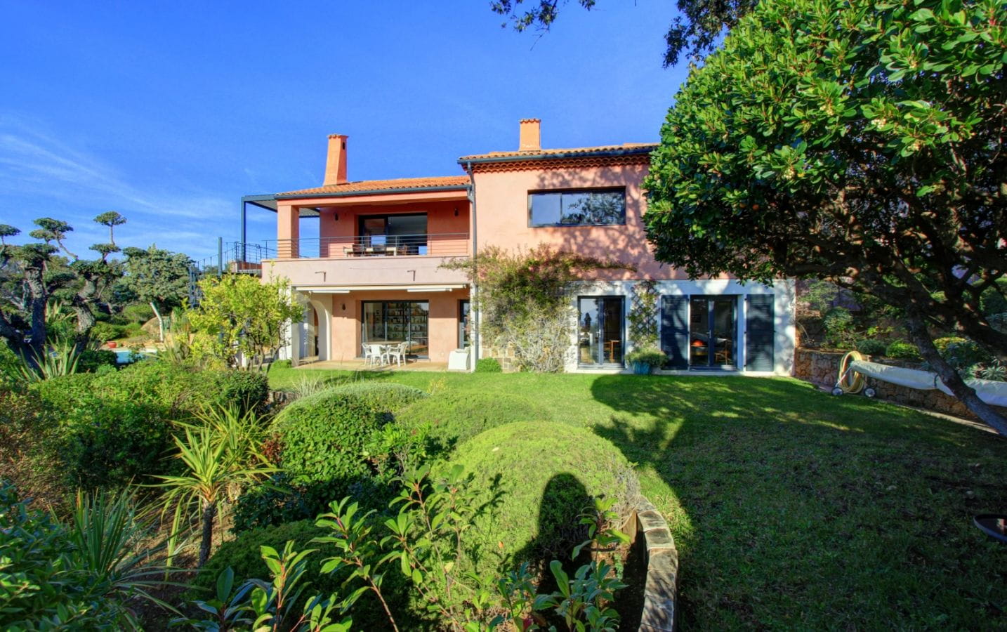 165M2 VILLA WITH DOUBLE SEA VIEW OF SAINT-TROPEZ AND SAINT-RAPHAEL, IN LES ISSAMBRES Image 2