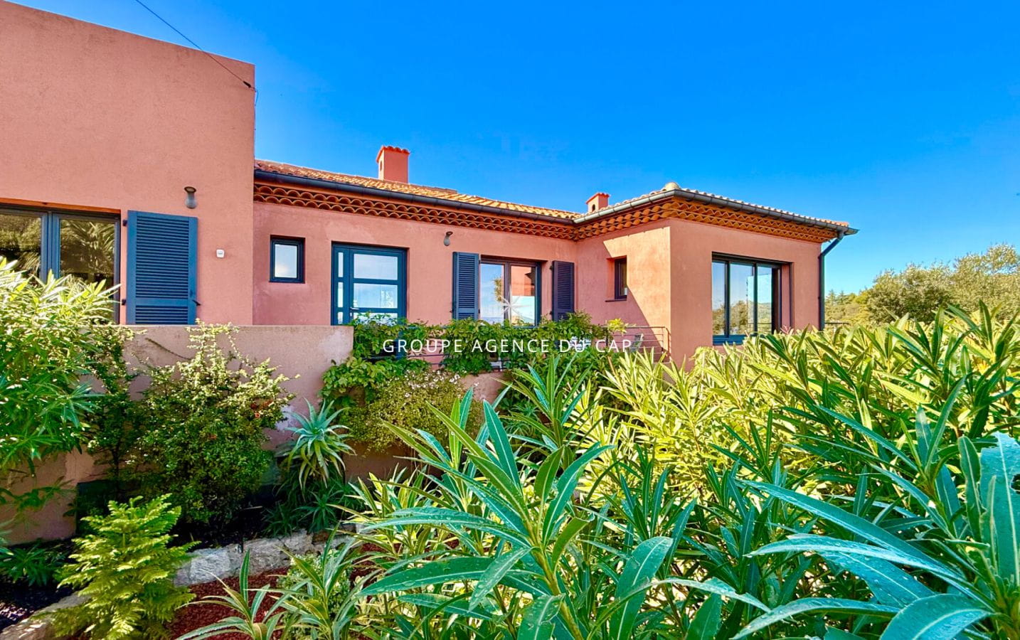 VILLA  AVEC DOUBLE VUE MER SUR SAINT-TROPEZ ET SUR SAINT-RAPHAEL, AUX ISSAMBRES Image 2