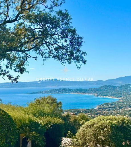 VILLA  AVEC DOUBLE VUE MER SUR SAINT-TROPEZ ET SUR SAINT-RAPHAEL, AUX ISSAMBRES