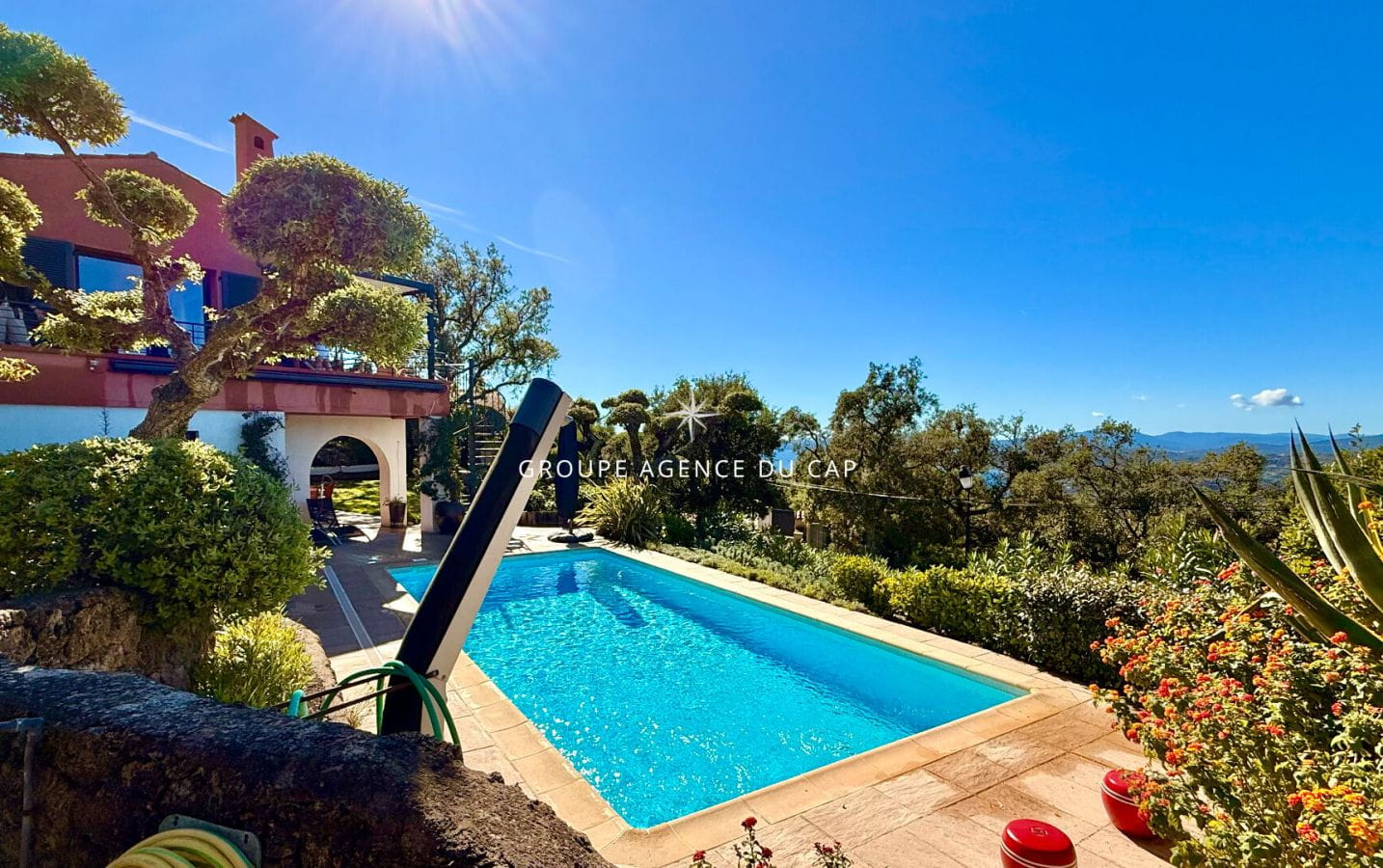 VILLA  AVEC DOUBLE VUE MER SUR SAINT-TROPEZ ET SUR SAINT-RAPHAEL, AUX ISSAMBRES Image 6