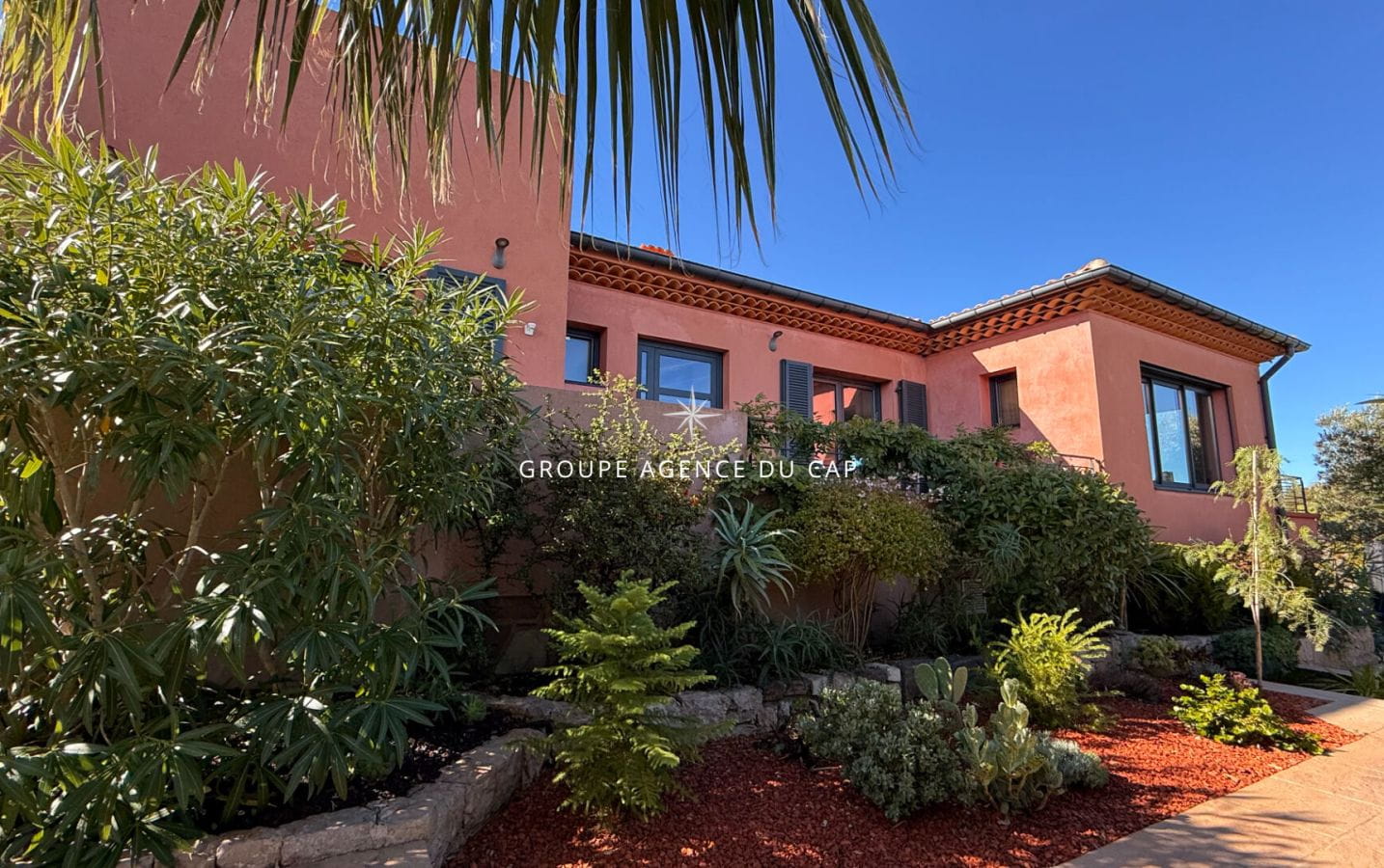 VILLA  AVEC DOUBLE VUE MER SUR SAINT-TROPEZ ET SUR SAINT-RAPHAEL, AUX ISSAMBRES Image 7
