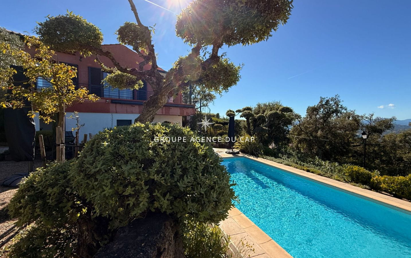 VILLA  AVEC DOUBLE VUE MER SUR SAINT-TROPEZ ET SUR SAINT-RAPHAEL, AUX ISSAMBRES Image 9