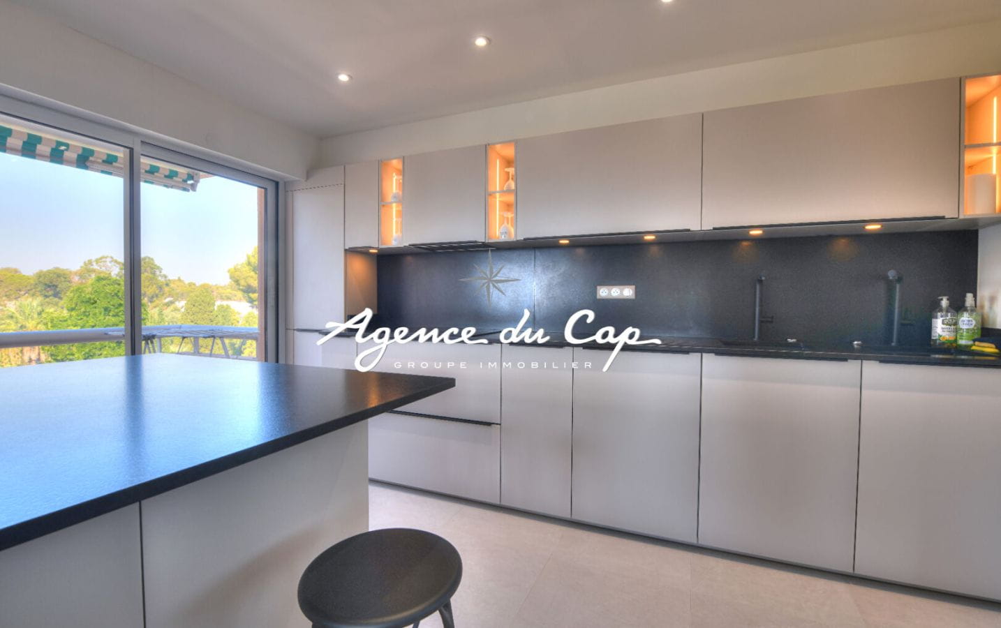 SOUS OFFRE APPARTEMENT SAINT RAPHAEL BOULOURIS DERNIER ETAGE VUE MER Image 12