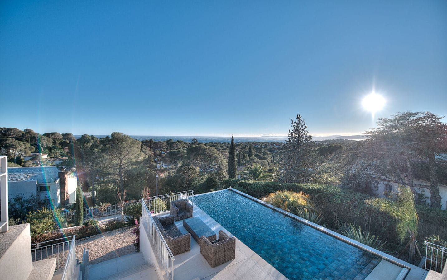 8 ROOM SEA VIEW VILLA 4 SUITES HEATED POOL GARAGE AND 2 ROOM INDEPENDENT APARTMENT IN SAINT RAPHAEL BOULOURIS Image 0