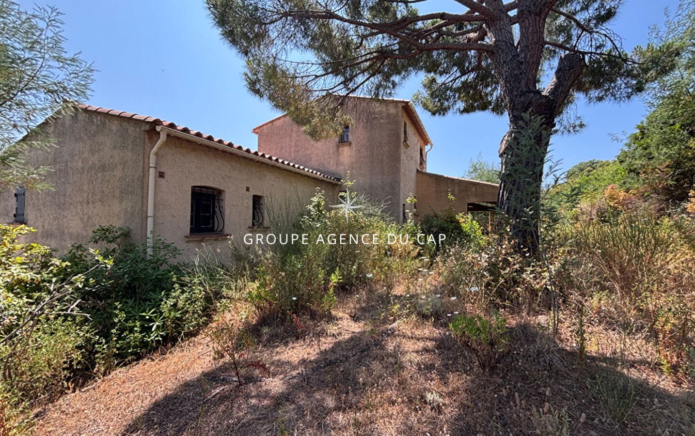 TERRAIN À VENDRE DE 1 463 M² AVEC VUE MER ET PERMIS DE CONSTRUIRE ACCEPTÉ, SITUÉ DANS UN DOMAINE PRIVÉ AUX ISSAMBRES Image 2