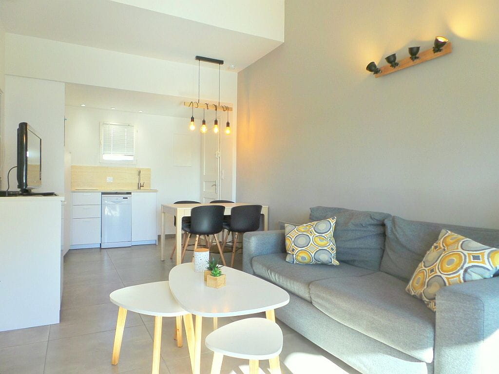 APPARTEMENT 3 PIECES VUE MER PISCINE, AUX ISSAMBRES Image 1