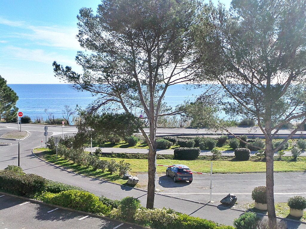 APPARTEMENT 3 PIECES VUE MER PISCINE, AUX ISSAMBRES Image 0