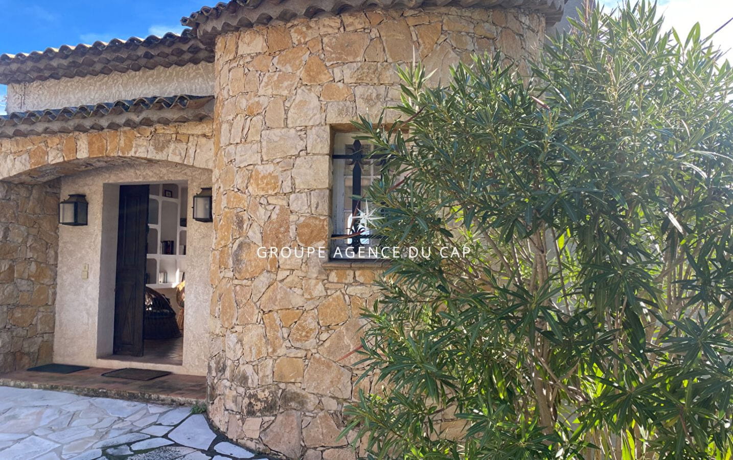 À VENDRE VILLA FORT POTENTIEL VUE MER PANORAMIQUE PISCINE GARAGE AUX ISSAMBRES Image 13