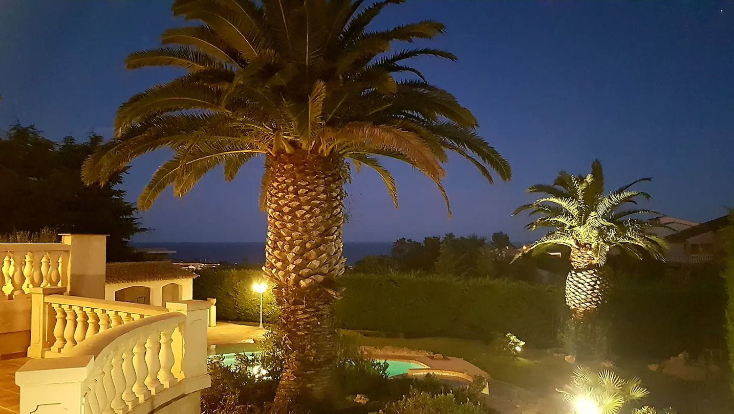 Villa provençale de 310m2 avec 5 chambres piscine et garage, à Saint-Aygulf Image 1