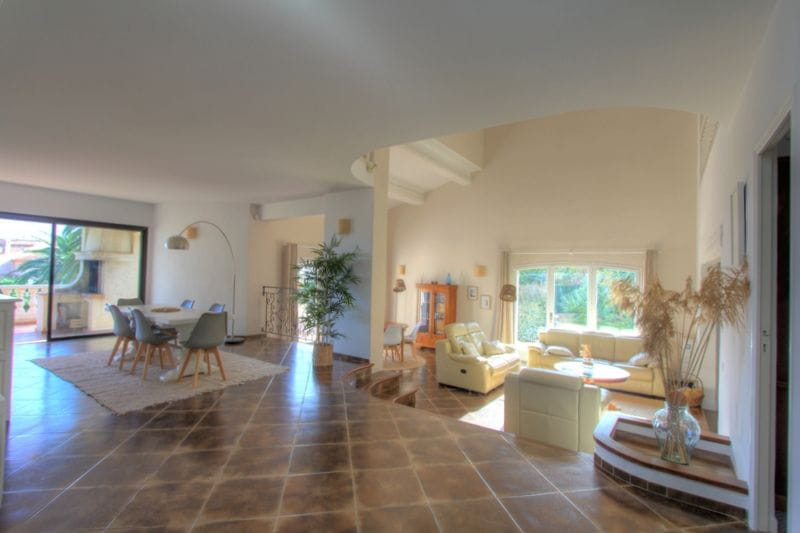 Villa provençale de 310m2 avec 5 chambres piscine et garage, à Saint-Aygulf Image 10