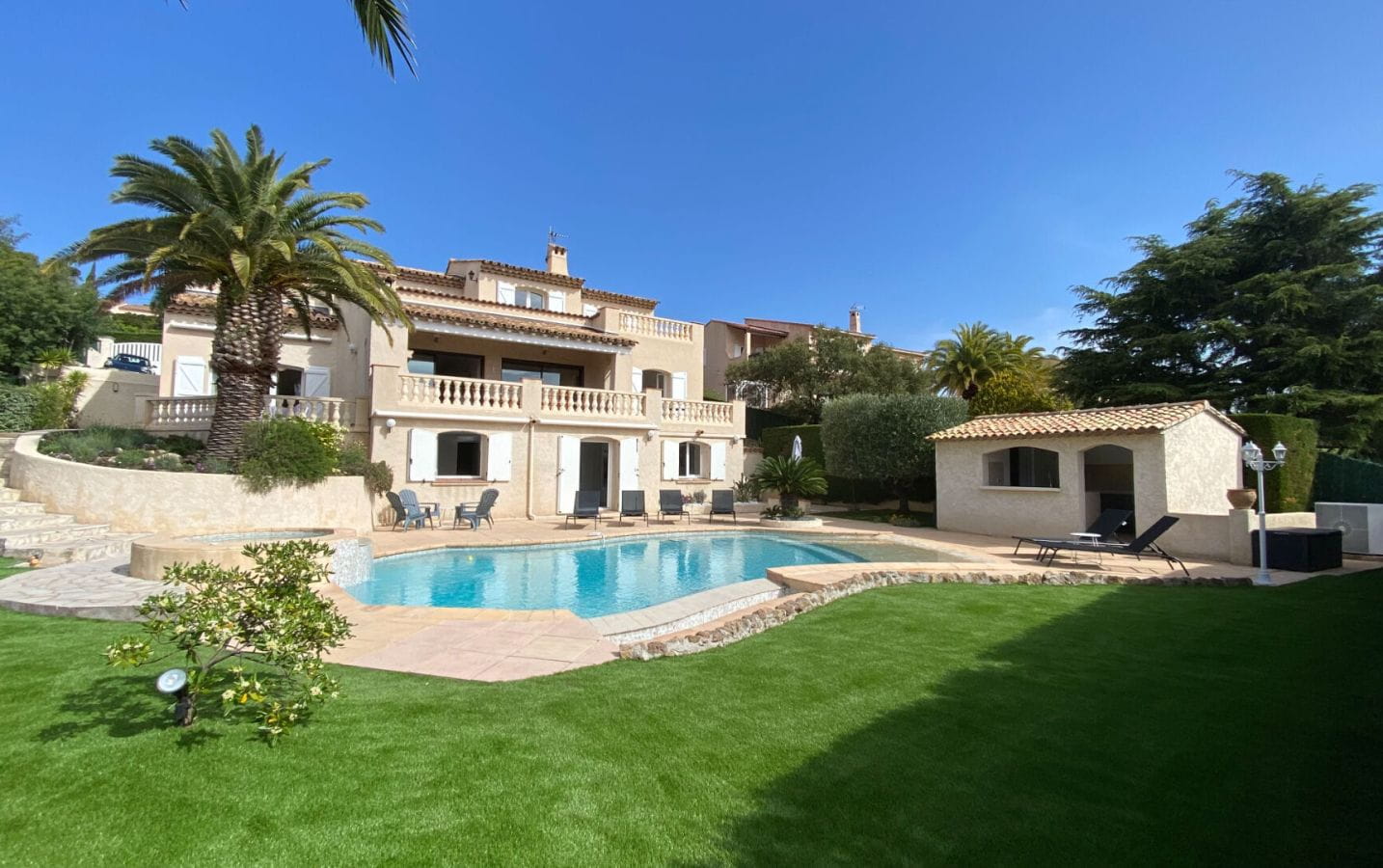 Villa provençale de 310m2 avec 5 chambres piscine et garage, à Saint-Aygulf Image 0