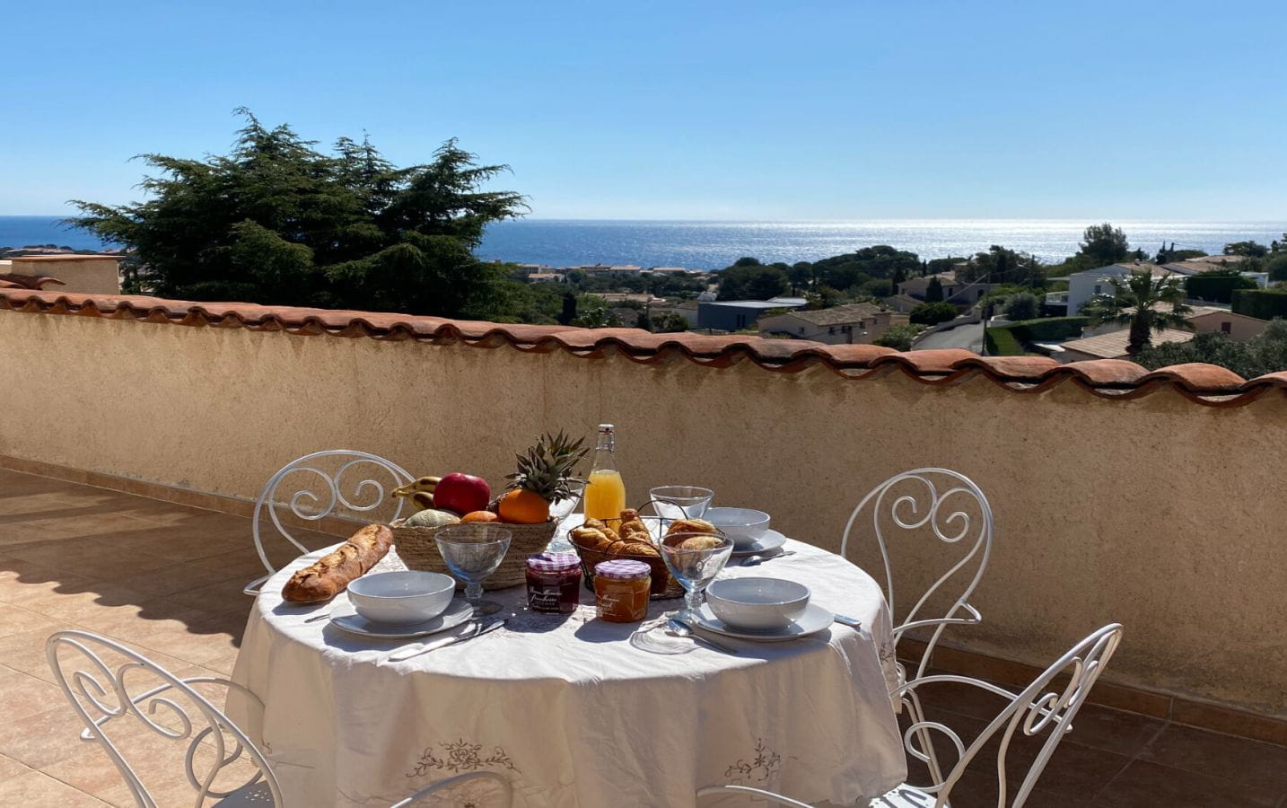 Villa provençale de 310m2 avec 5 chambres piscine et garage, à Saint-Aygulf Image 2