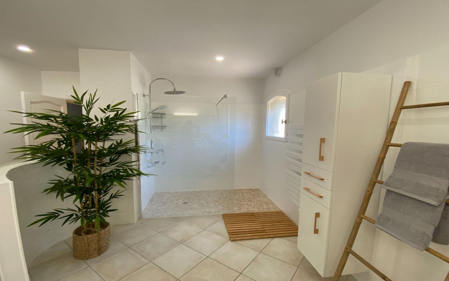 Villa provençale de 310m2 avec 5 chambres piscine et garage, à Saint-Aygulf Image 4