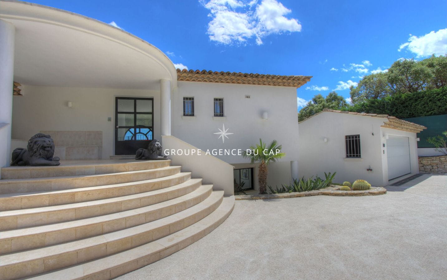 ARCHITECT-DESIGNED VILLA FOR SALE WITH 7 ROOMS WITH SEA VIEW, POOL AND DOUBLE GARAGE, LOCATED IN GRIMAUD, NEAR THE BEAUVALLON GOLF COURSE Image 1