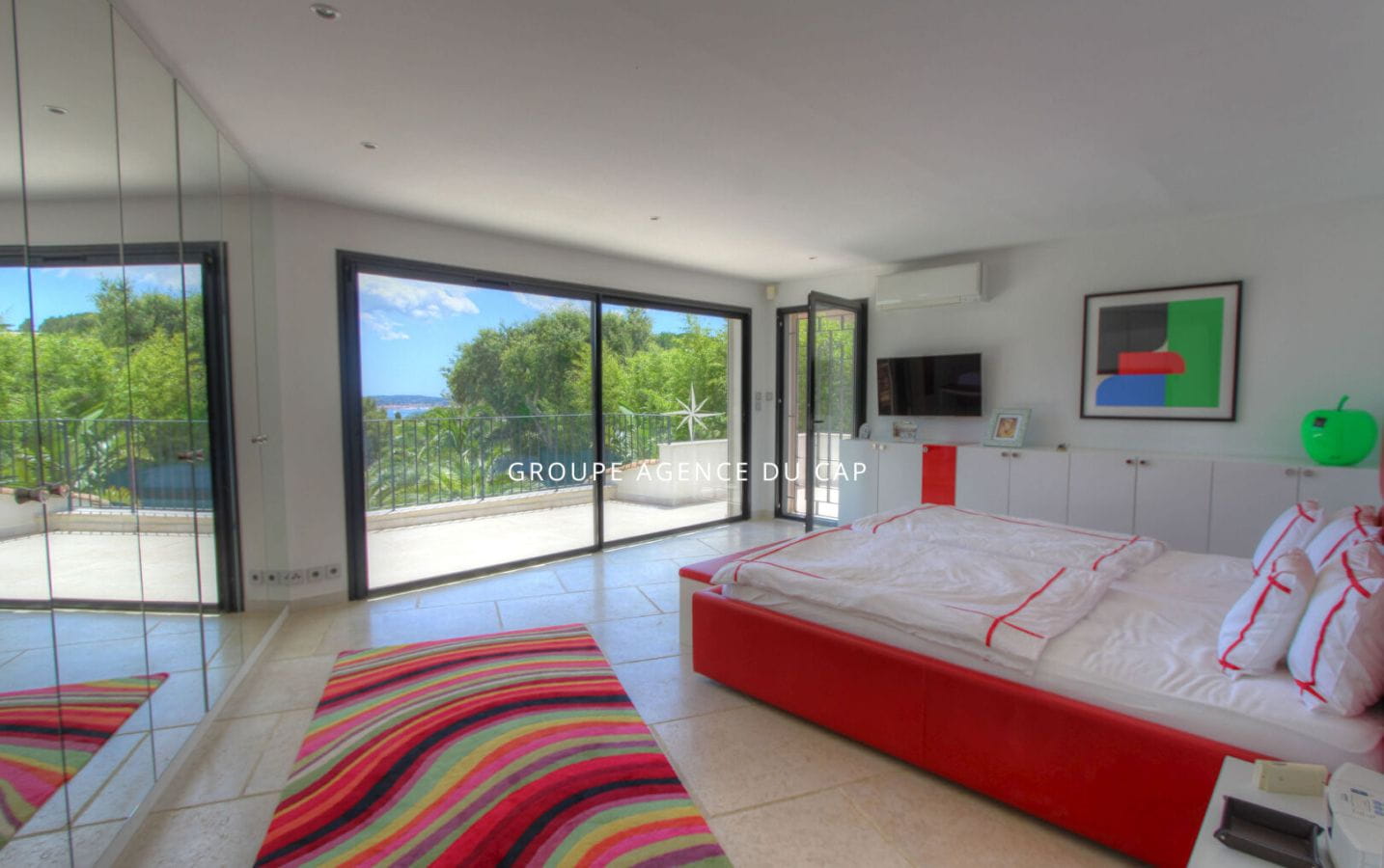 ARCHITECT-DESIGNED VILLA FOR SALE WITH 7 ROOMS WITH SEA VIEW, POOL AND DOUBLE GARAGE, LOCATED IN GRIMAUD, NEAR THE BEAUVALLON GOLF COURSE Image 8