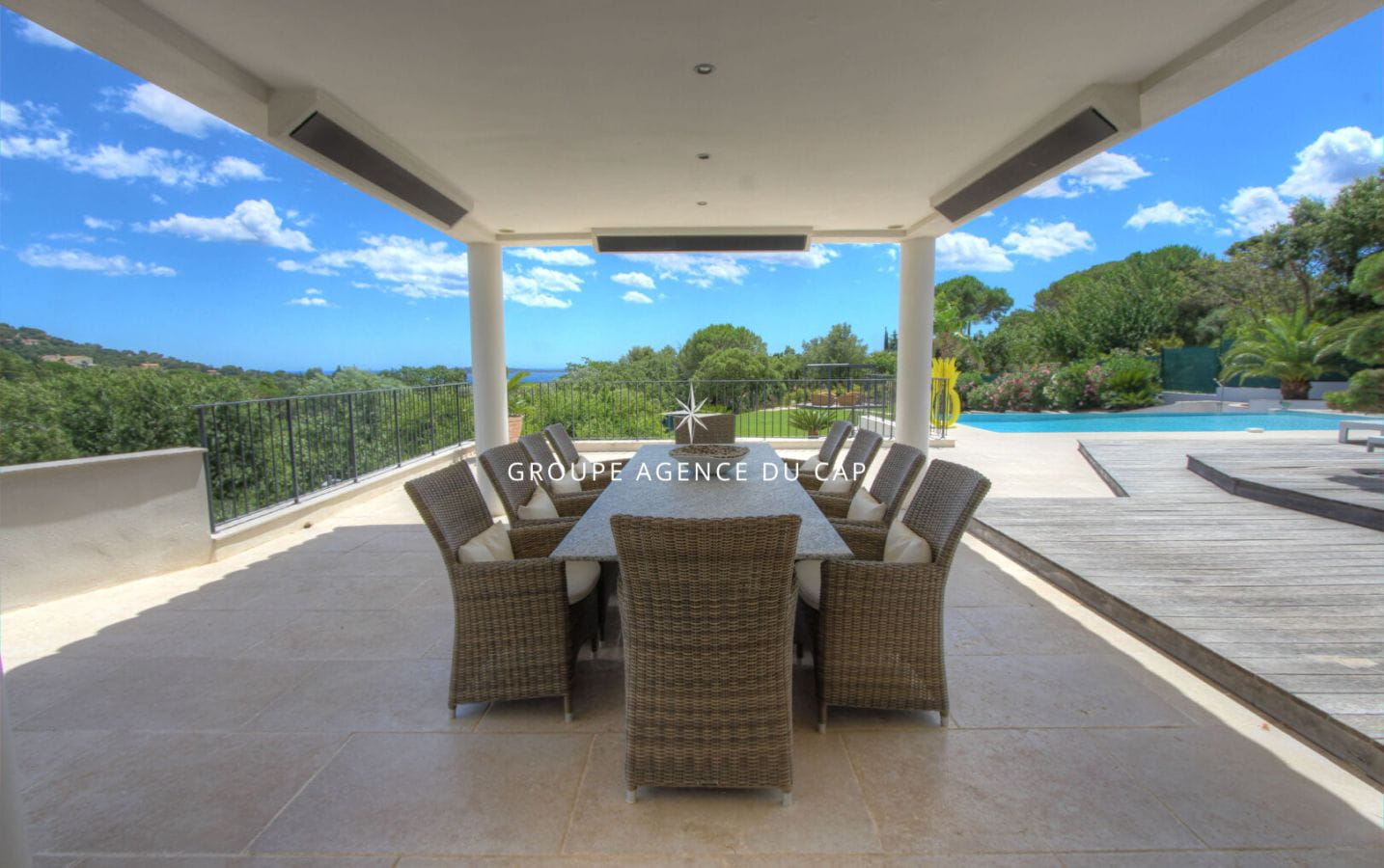 VILLA D’ARCHITECTE À VENDRE DE 7 PIÈCES AVEC APERÇU MER PISCINE ET GARAGE DOUBLE, SITUÉE À GRIMAUD, À PROXIMITÉ DU GOLF DE BEAUVALLON Image 10