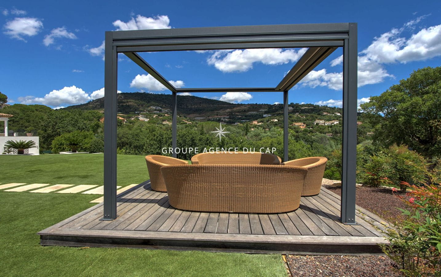 VILLA D’ARCHITECTE À VENDRE DE 7 PIÈCES AVEC APERÇU MER PISCINE ET GARAGE DOUBLE, SITUÉE À GRIMAUD, À PROXIMITÉ DU GOLF DE BEAUVALLON Image 12