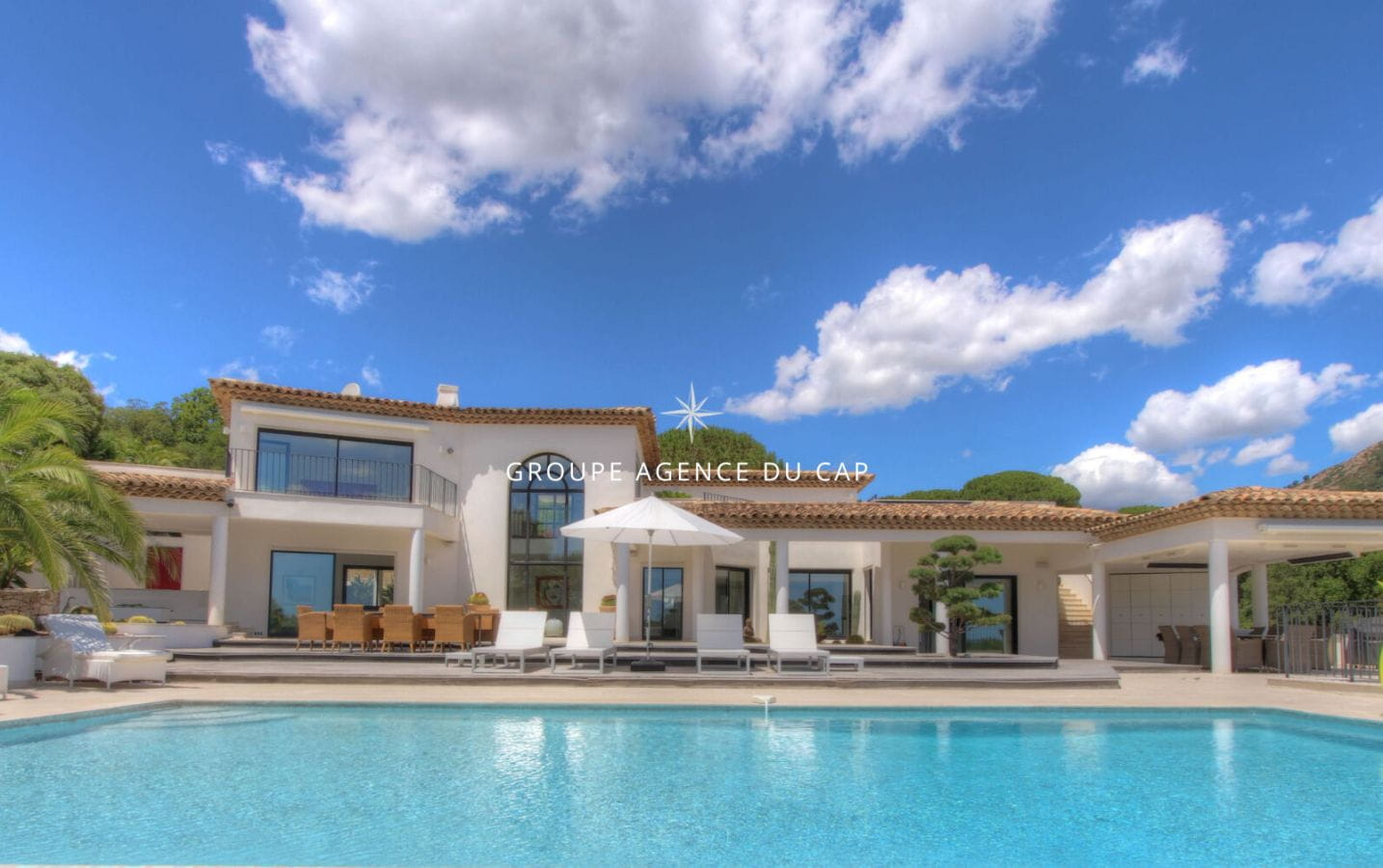 VILLA D’ARCHITECTE À VENDRE DE 7 PIÈCES AVEC APERÇU MER PISCINE ET GARAGE DOUBLE, SITUÉE À GRIMAUD, À PROXIMITÉ DU GOLF DE BEAUVALLON Image 0