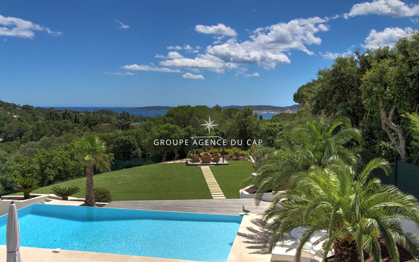 VILLA D’ARCHITECTE À VENDRE DE 7 PIÈCES AVEC APERÇU MER PISCINE ET GARAGE DOUBLE, SITUÉE À GRIMAUD, À PROXIMITÉ DU GOLF DE BEAUVALLON Image 2