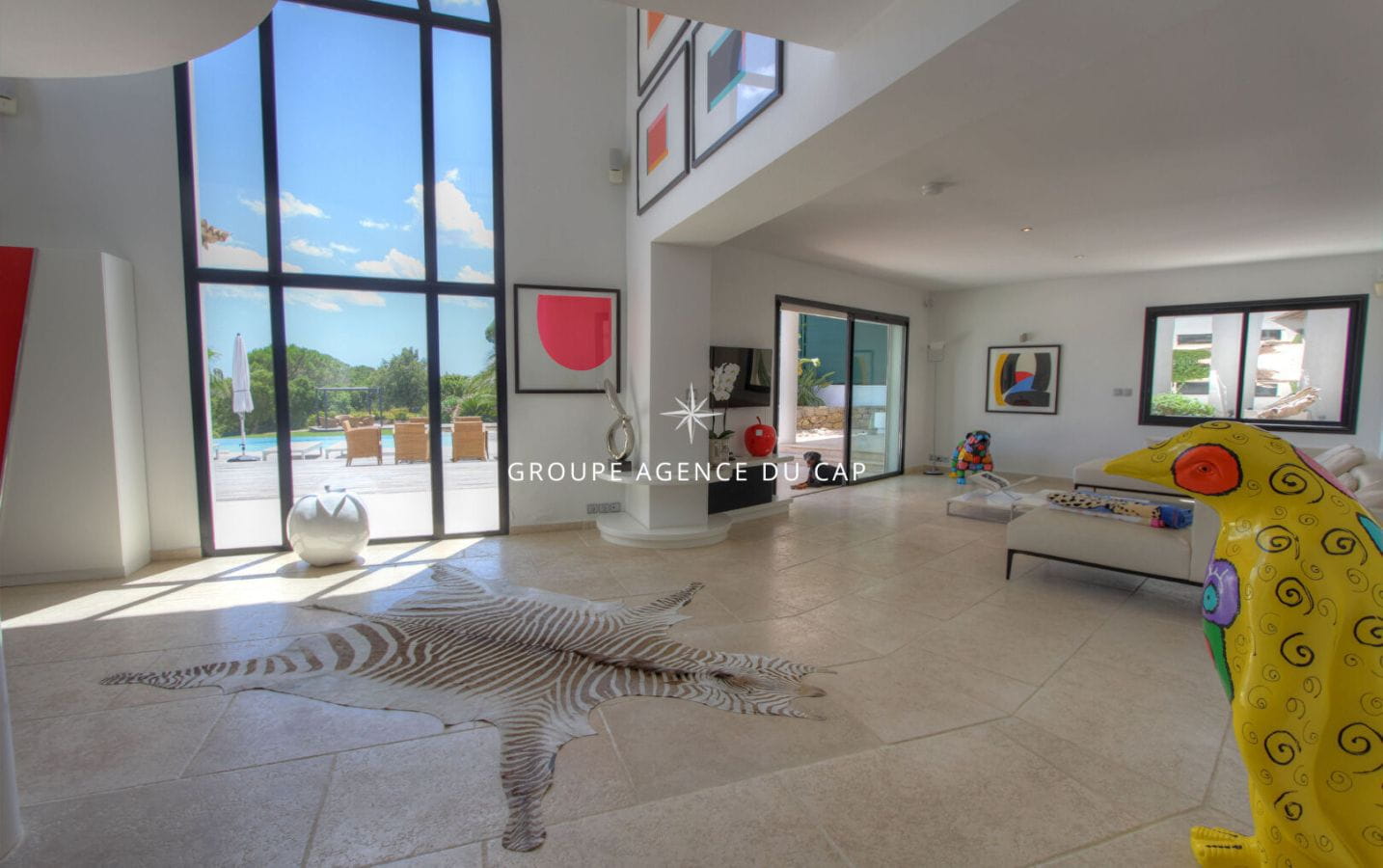 VILLA D’ARCHITECTE À VENDRE DE 7 PIÈCES AVEC APERÇU MER PISCINE ET GARAGE DOUBLE, SITUÉE À GRIMAUD, À PROXIMITÉ DU GOLF DE BEAUVALLON Image 3