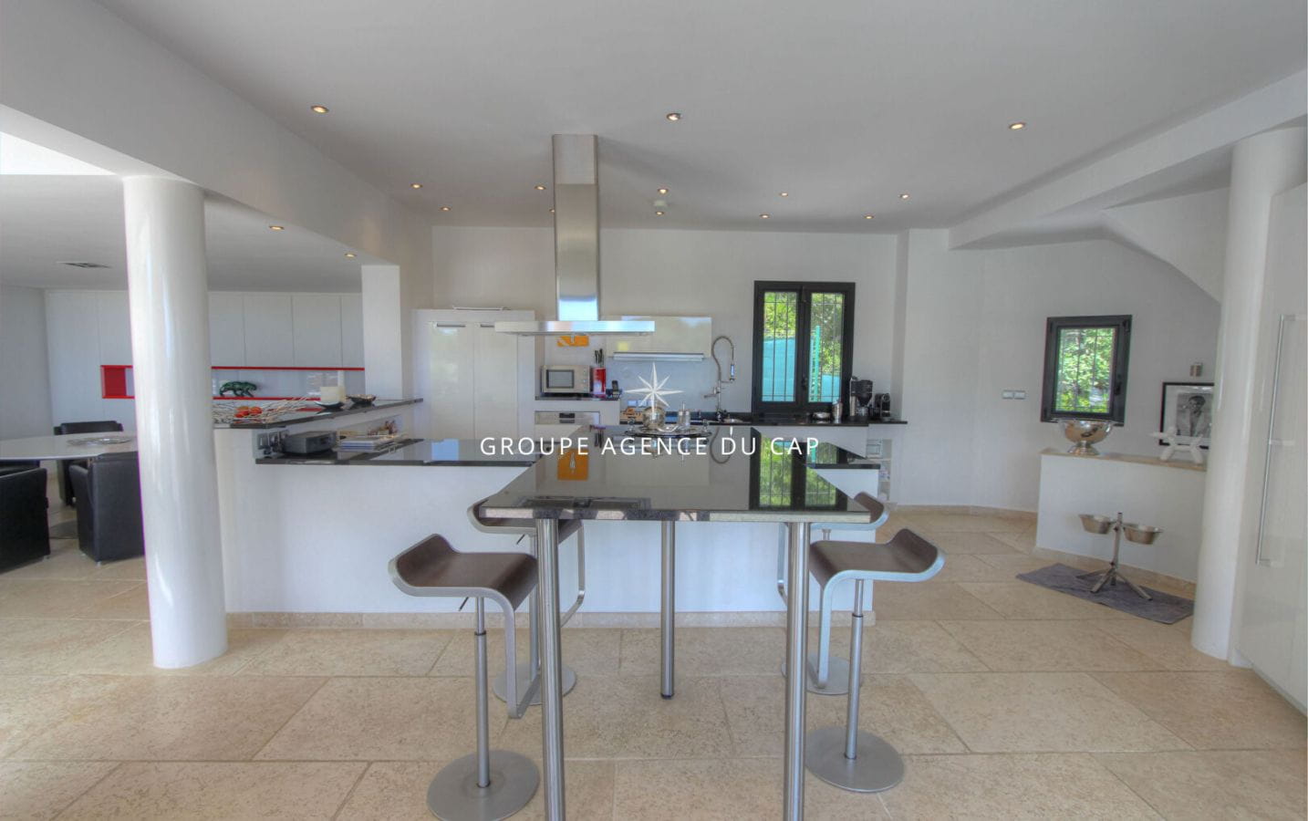 VILLA D’ARCHITECTE À VENDRE DE 7 PIÈCES AVEC APERÇU MER PISCINE ET GARAGE DOUBLE, SITUÉE À GRIMAUD, À PROXIMITÉ DU GOLF DE BEAUVALLON Image 5