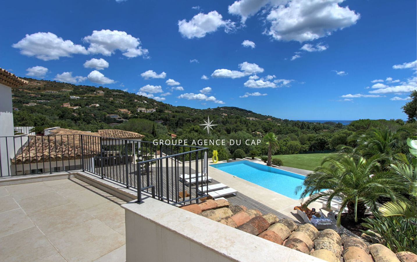 VILLA D’ARCHITECTE À VENDRE DE 7 PIÈCES AVEC APERÇU MER PISCINE ET GARAGE DOUBLE, SITUÉE À GRIMAUD, À PROXIMITÉ DU GOLF DE BEAUVALLON Image 9