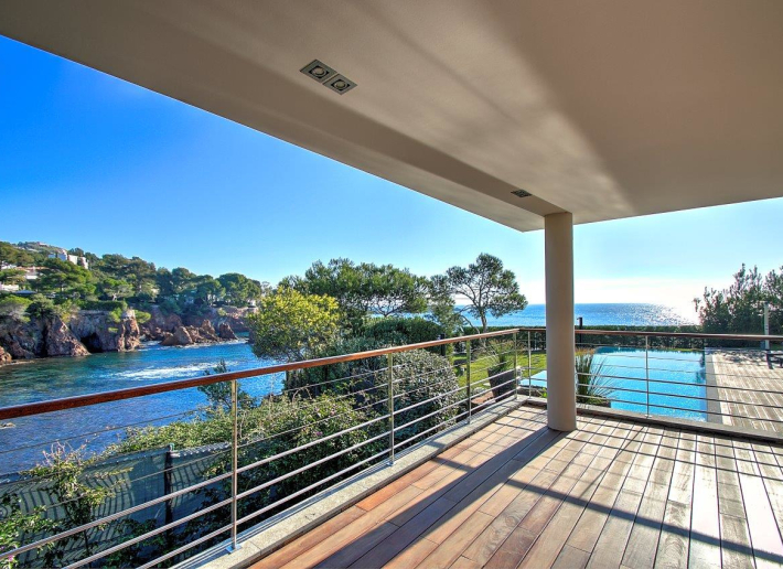 Saint Raphael – Villa Pieds Dans L’eau 7 Pièce(s) – 350 M2