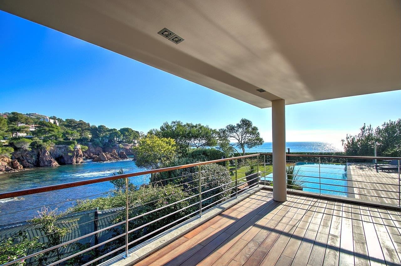 Saint Raphael – Villa Pieds Dans L’eau 7 Pièce(s) – 350 M2 Image 0