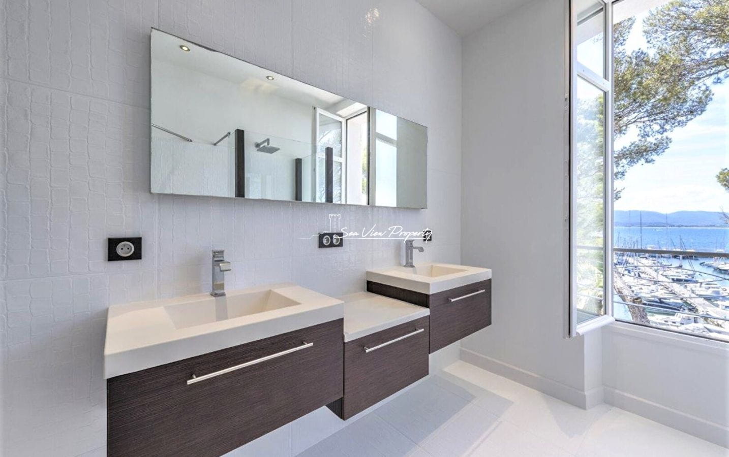 SAINT-RAPHAËL, MAISON PIEDS DANS L’EAU 10 PIECES. Image 10