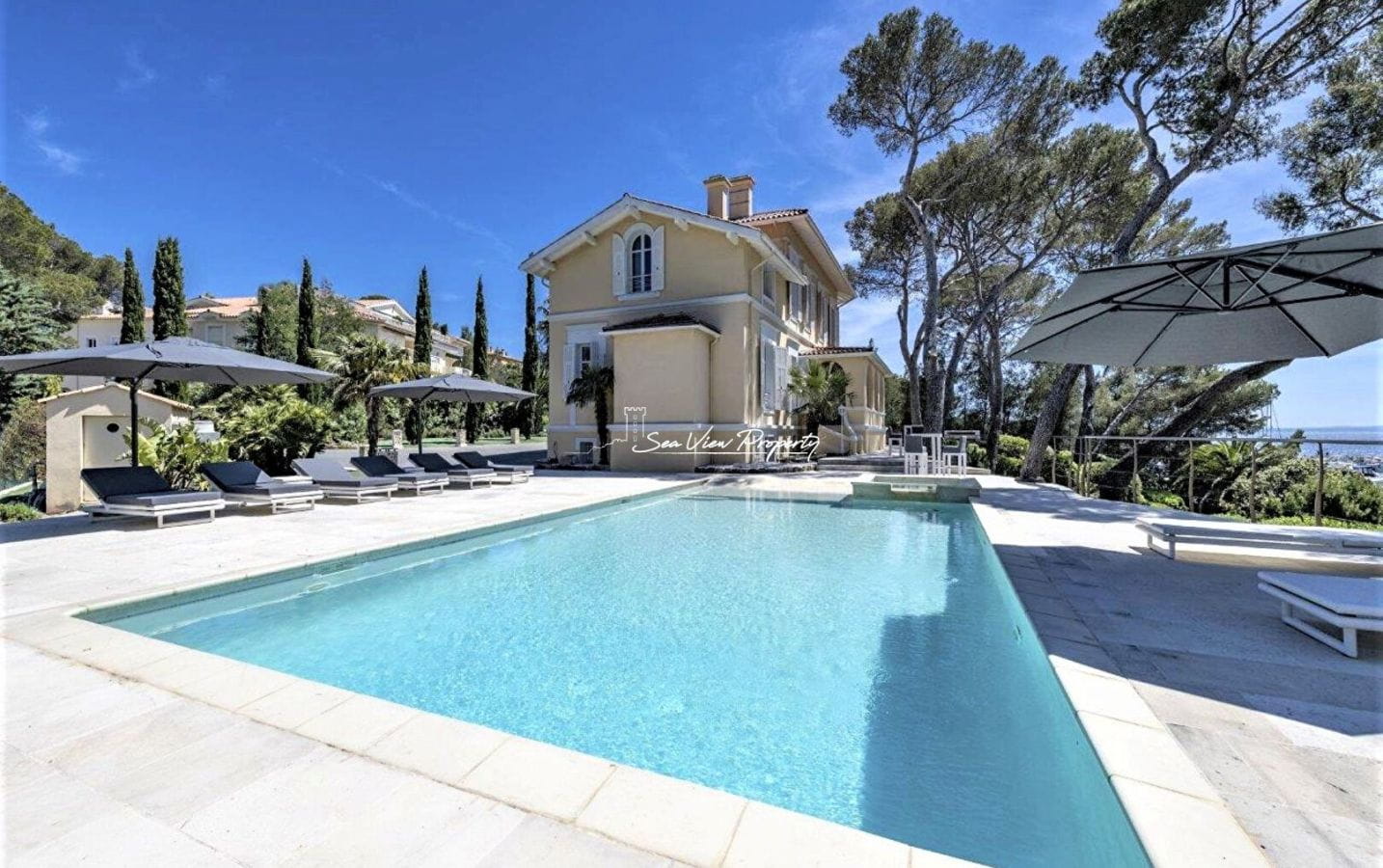 SAINT-RAPHAËL, MAISON PIEDS DANS L’EAU 10 PIECES. Image 11