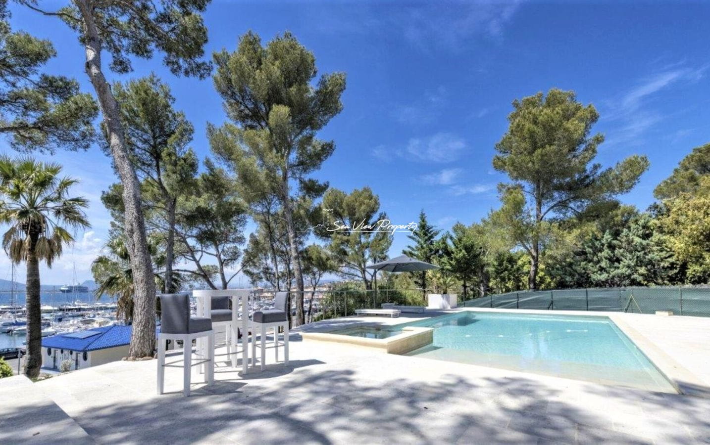 SAINT-RAPHAËL, MAISON PIEDS DANS L’EAU 10 PIECES. Image 12