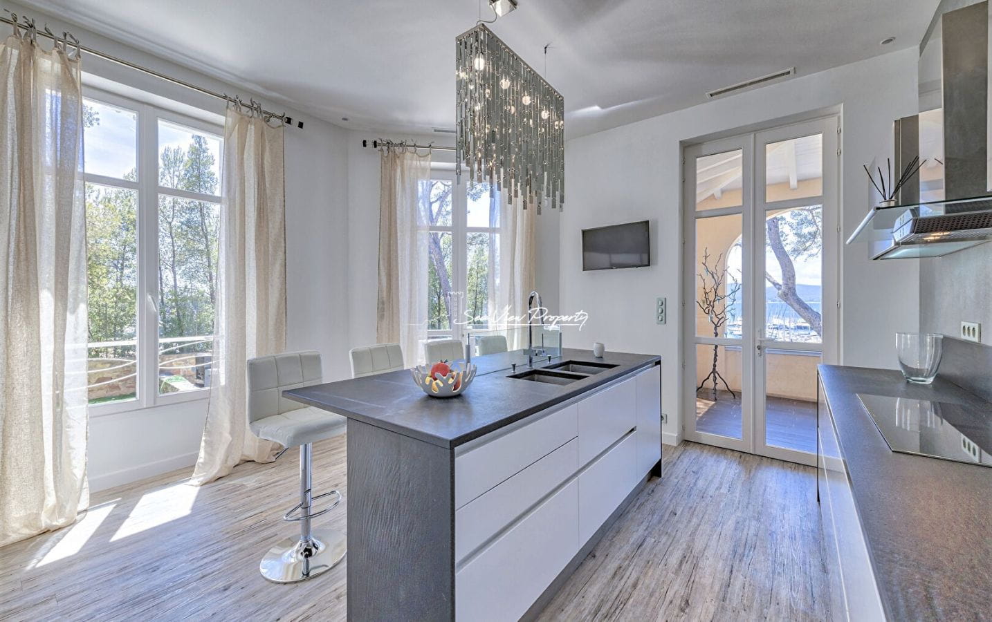 SAINT-RAPHAËL, MAISON PIEDS DANS L’EAU 10 PIECES. Image 13