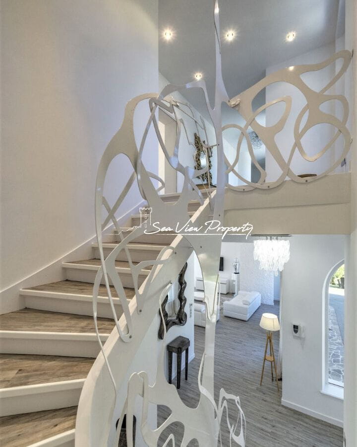 SAINT-RAPHAËL, MAISON PIEDS DANS L’EAU 10 PIECES. Image 14