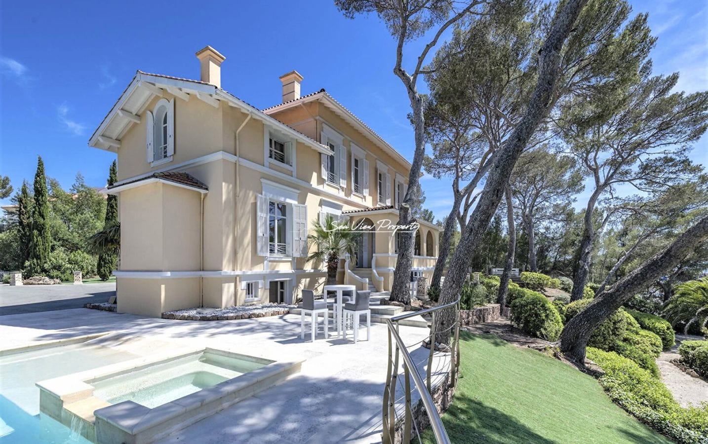 SAINT-RAPHAËL, MAISON PIEDS DANS L’EAU 10 PIECES. Image 15